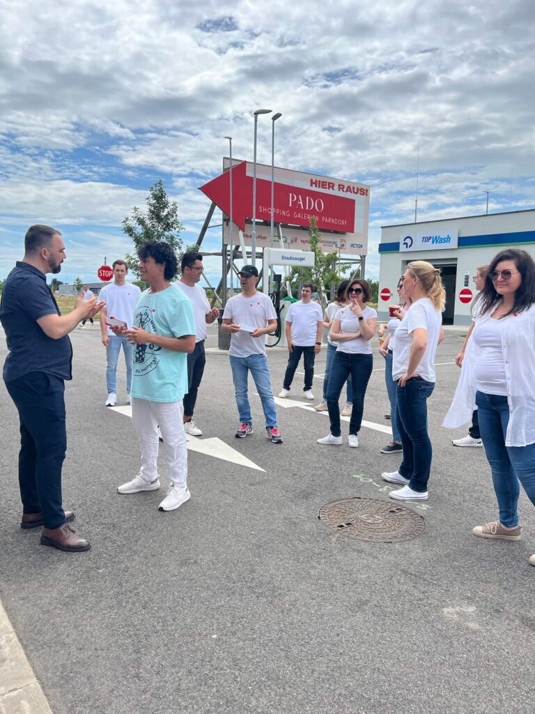 Austausch mit dem Regisseur vor dem Dreh – Besprechung der Choreografie und Ablaufplanung.